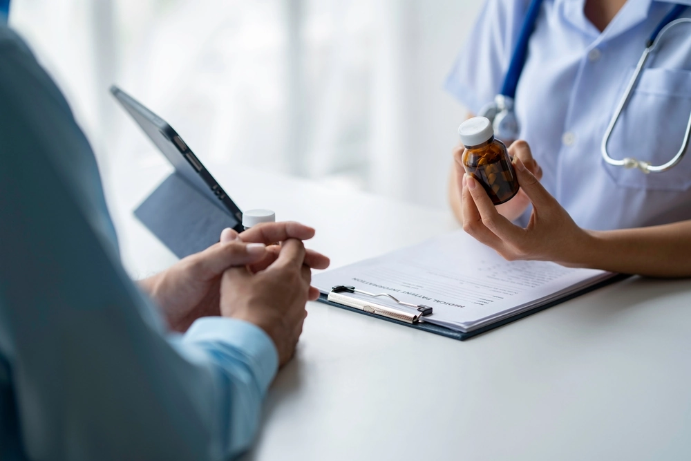 A female doctor is giving medical advice to a patient. Explained when and how to take the Clomid pills. The effect of taking the Clomid medication was informed.